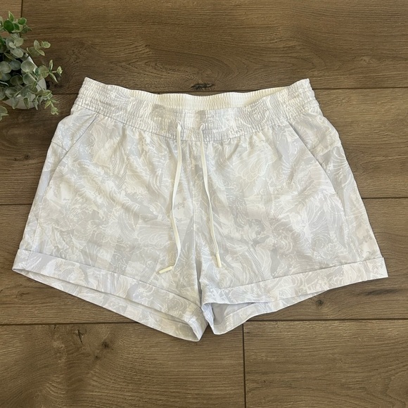 LULULEMON Spring Break Away Shorts *4 Way Stretch 3" Size 10 Eternal White Wave - Picture 1 of 10